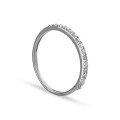 Media alianza de oro blanco 9 KT con engaste de garras y circonitas