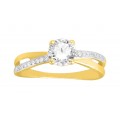 Anillo solitario con un diseño cruzado bañado en oro, rodio y circonita 6 mm