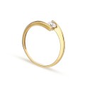 Anillo solitario de oro amarillo 18K con circonita central