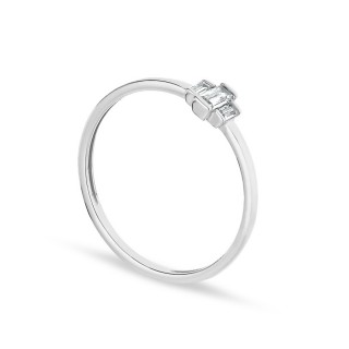 Anel solitário em ouro branco 18K com 3 zircónias baguette