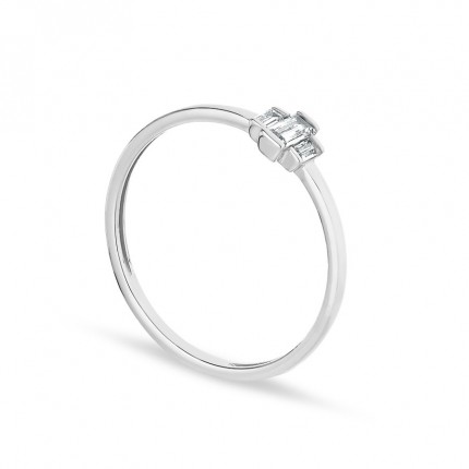 Anillo solitario de oro blanco 18K con 3 circonitas baguette
