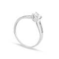 Anillo de oro blanco 18K circonitas central y laterales
