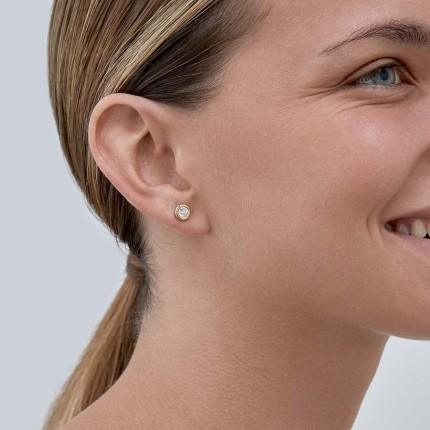 Brincos planos circulares em ouro amarelo 18K com zircónia