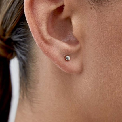 Brincos em ouro amarelo 18K com chatón e zircónia de 3MM