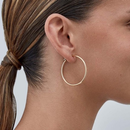 Brincos argola em ouro amarelo 18K tubos lisos de 35mm con fecho de clic