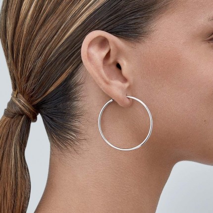 Brincos argola em ouro branco 18K tubos lisos de 40 mm com fecho oculto