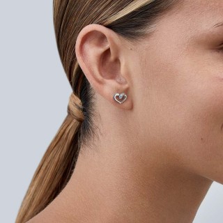 Pendientes de plata en forma de corazón con detalle de circonita