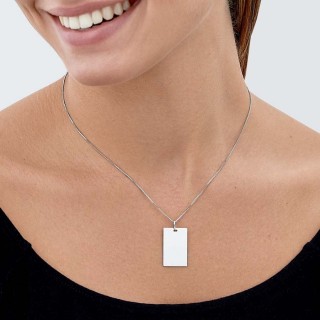 Colgante de plata con placa cuadrada mediana