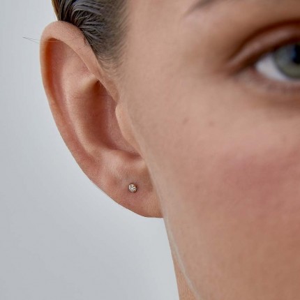 Brincos em ouro amarelo 9K com 4 garras e zircónia de 2.5MM