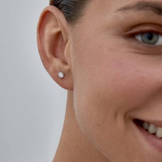 Pendientes de oro blanco 9K con 4 garras y circonita 4.5MM