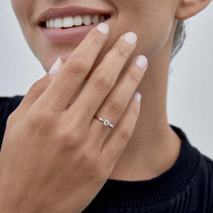 Anillo solitario de oro blanco 9 KT con circonita de 0,3 mm