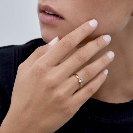 Anillo de oro amarillo 9 KT con circ de 4 garras y 0,50 mm
