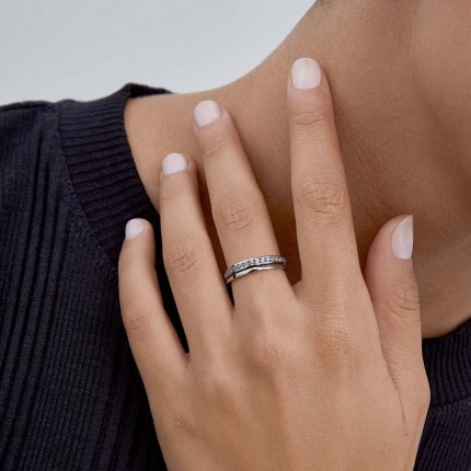 Anillo de oro blanco 9 KT con tira y circonita