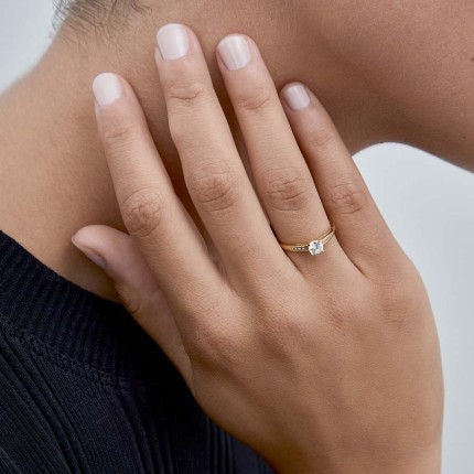 Anel solitário em ouro amarelo 9 kt com zircónia