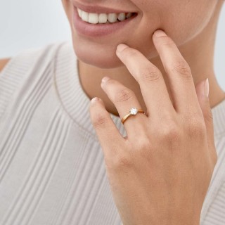 Anillo de oro amarillo 9K con circonita