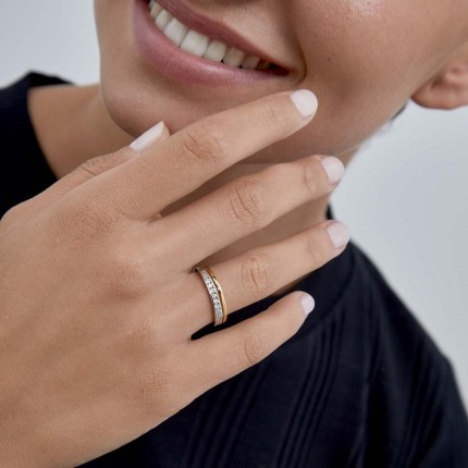 Anillo de oro bicolor 9 KT con ristra de circonitas