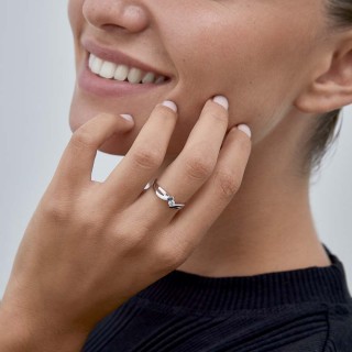 Anillo de oro blanco 9 KT retorcido con circonita