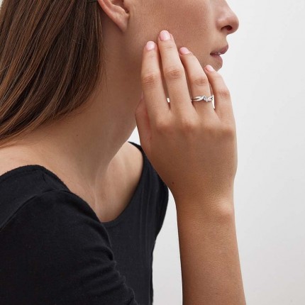 Anillo de oro blanco 9 KT retorcido con circonita