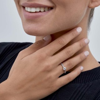 Anillo de oro blanco 9 KT circonitas