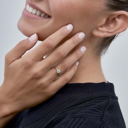 Anillo solitario de oro amarillo 9 KT con circonitas