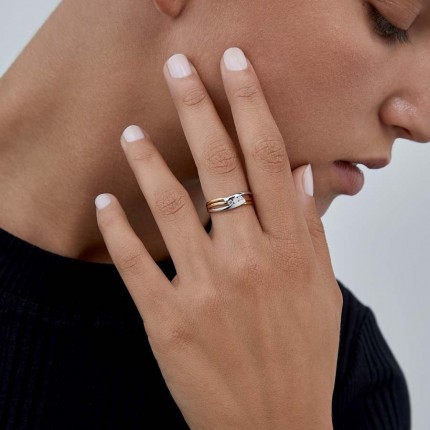 Anel em ouro bicolor 9 kt 3 zircónias