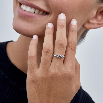 Anel em ouro branco 9 kt com 3 zircónias