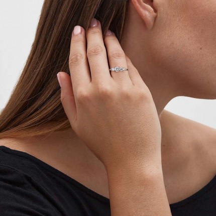 Anel em ouro branco 9 kt com 3 zircónias
