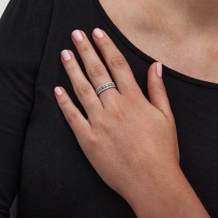 Anillo de oro blanco 9 KT con detalles de circonita