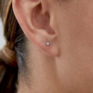 Pendientes de oro blanco 9K con 4 garras y circonita 2.5MM