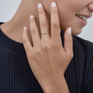 Anillo de oro bicolor 9 KT con corazón entrelazado