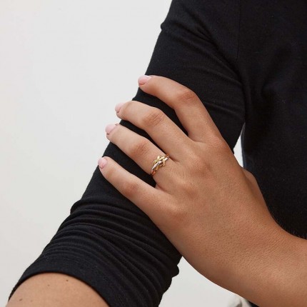 Anel em ouro bicolor 9 kt com coração entrelazado