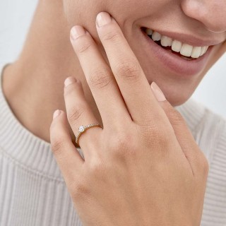 Anillo de oro amarillo 9K con circonita central y circonitas pequeñas