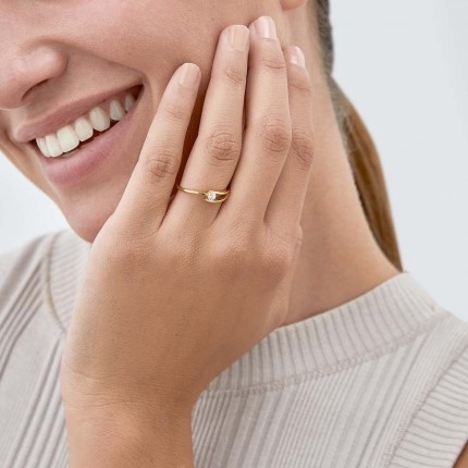 Anel em ouro amarelo 9K com zircónias no centro