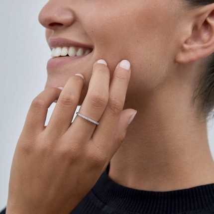 Media alianza de oro blanco 9 KT con engaste de garras y circonitas