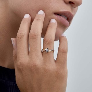 Anillo solitario de oro bicolor 9K delicado con circonitas