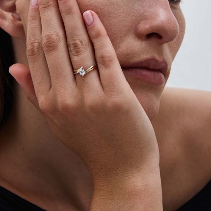 Anillo solitario de oro bicolor 9K delicado con circonitas