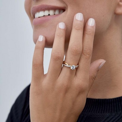 Anillo solitario de oro bicolor 9 KT tiras y circonita