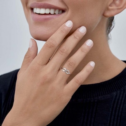 Anel em ouro branco 9 kt com infinito