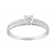 Anillo solitario de oro blanco 9 KT con circonita y 2 tiras