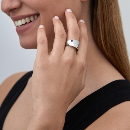 Anillo curvada de acero lisa y ancha en plateado