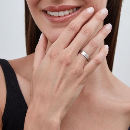 Aliança em ouro branco 9K linha lateral 5mm Oro Vivo