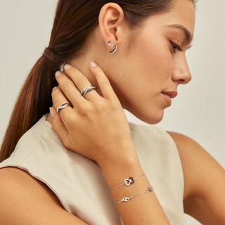 Anillo rodiado plata 1a ley y circonitas blanco y negro, con finals líneas
