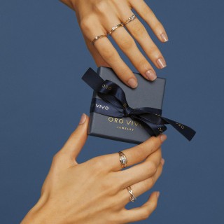 Anel em ouro bicolor de 9K com trilogía diamantes 0.018 ct