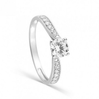 Elegante anillo solitario acompañado de oro blanco 18K rodeado por un pavimento de circonita