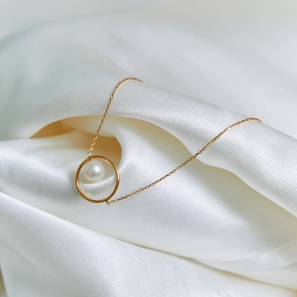 Colar em ouro amarelo 9K com pendente de círculo com pérola