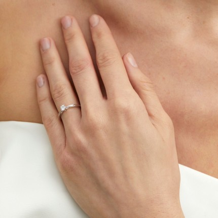 Anillo solitario de oro blanco 18K y diamante de 0,30 ct