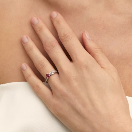 Anillo solitario acompañado oro blanco 18K, rubí y circonita