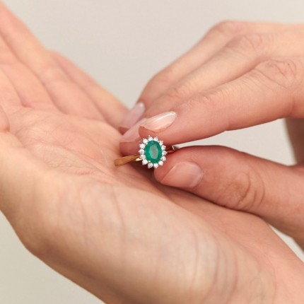 Anel solitário em ouro amarelo 18K em forma de sol com esmeralda e óxidos de zircónio