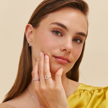 Anillo de oro blanco 9 KT con 3 tiras y circonitas