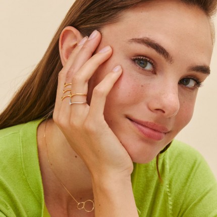 Anel em "v" entalhado em ouro branco 9k